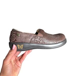 Alegria KEL-433 Brown Embossed Leather Clogs 38 Boho Comfort Slip On Nurse Work